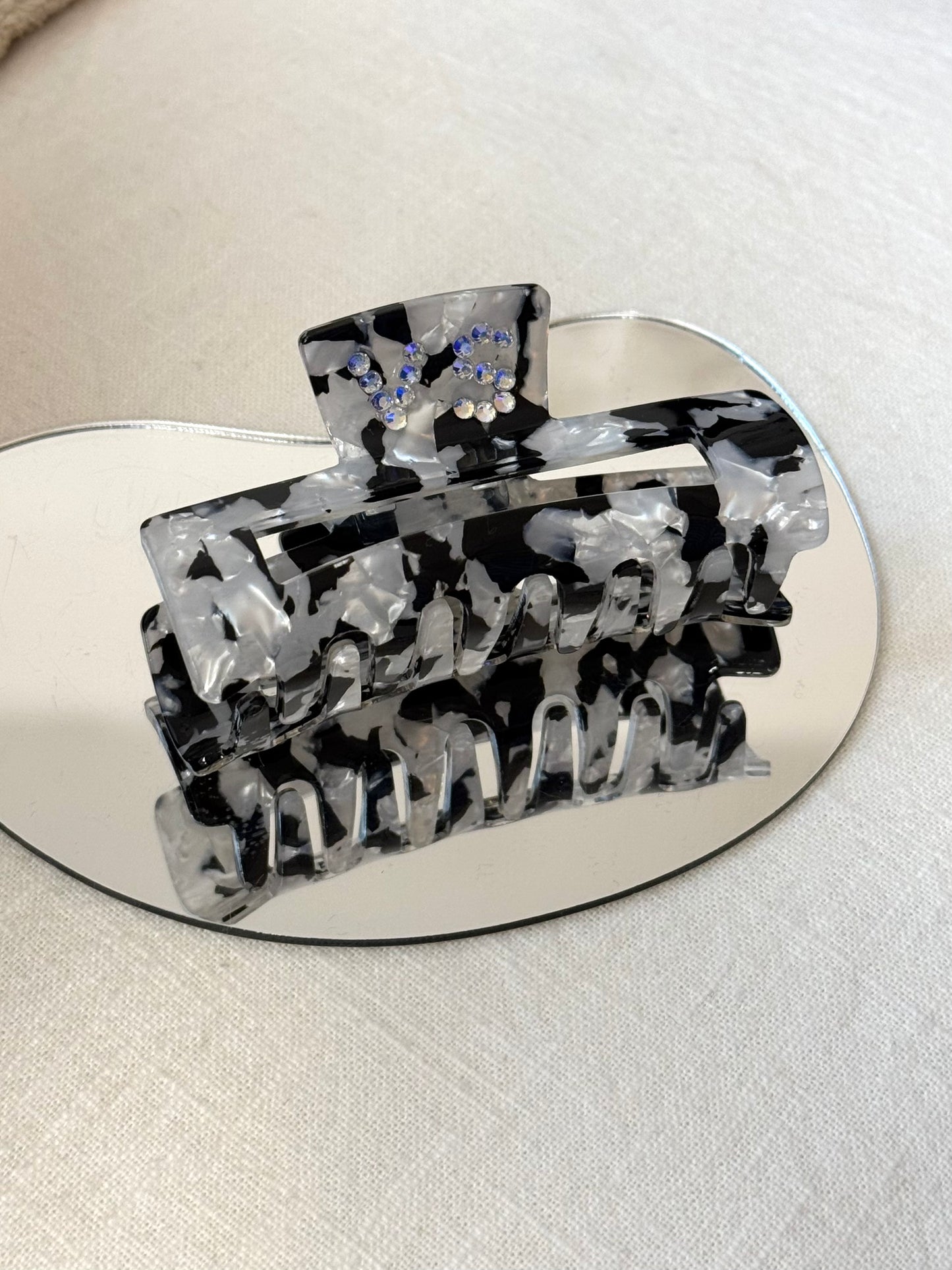 Personalisierte Haarklammer schwarz weiß